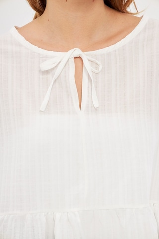 Armonika Kadın Beyaz Yarasa Kol Yakası Bağlamalı Eteği Fırfırlı Oversize Crop Bluz Arm-24y001088