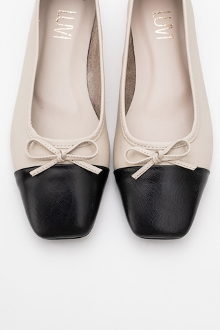 Romy Ekru-siyah Cilt Hakiki Deri Küt Burunlu Fiyonklu Kadın Babet Ayakkabı Siyah - Ekru