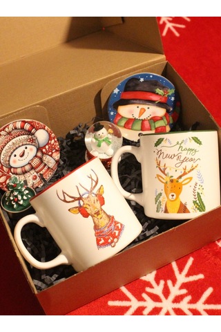 Yılbaşına Özel Kutulu Hediye Seti - 2 Adet Yeni Yıl Kupa Ve Bardak Altlığı + Kar Küresi + Mum