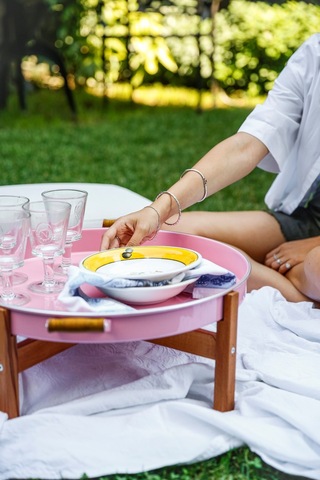 Ahşap Bacaklı Country Tarzı Gümüş Kenarlı Pembe Tepsi & Yer Sofra