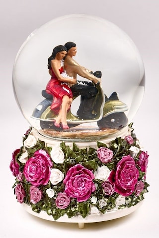Kar Küresi Renkli Güller Büyük 100 Mm El Boyaması,müzikli Kendinden Üflemeli, Vespalı Sevgili Çift