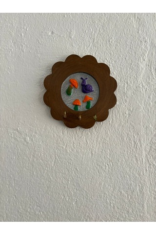 Pelince - Mor Salyangoz Ve Mantar Figürlü - Epoksi Ahşap Anahtar Askılığı Tek Ürün - Çap: 18 Cm Ahşap