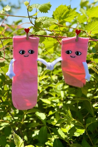 Lousocks Unisex Pembe Elele Tutuşan - Halay Çeken Çorap 1 Çift - Sevimli Yüz İfadeli Soket Çorap