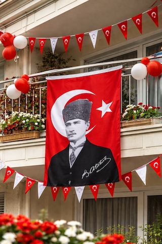 Kalpaklı Atatürk Detaylı Türk Bayrağı 70x105 Cm Balkon, Okul Ve Ev İçin Tek Ebat