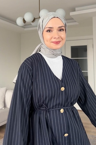Carell Şüheda'nın Tercihi Yazı Desen Jakar İtalyan İpekli Şal Açık Gri Çok Renkli