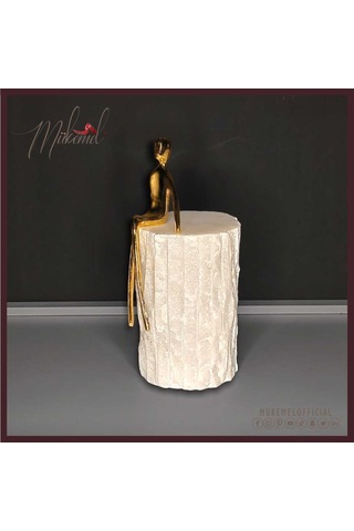 Modern Altın Soyut Oturan Figür Heykeli Beyaz Mermer Taban Üzerin