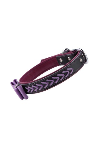 Yumuşak Pu'dan Yapılmış Yapay Elmaslarla Süslenmiş Papyonlu Köpek