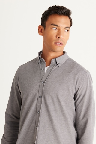 AC&Co / Altınyıldız Classics Erkek Grı Slim Fit Dar Kesim Düğmeli Yaka Pike Desenli Örme Gömlek Gri