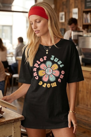 Armonika Kadın Siyah Önü Çiçek Baskılı Yanları Yırtmaçlı Pamuklu T-shirt Arm-26y137003