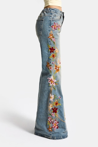 it's basic Kadın Kot Rengi 4s6-32 Flare Fit Beli Lastikli Özel Çiçek Desen Nakışlı Tasarım Denim Jean