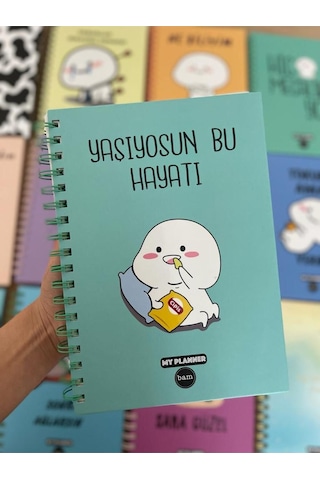 Yaşıyosun Bu Hayatı Tasarımlı Spiralli Sticker'lı Tarihsiz Konuşan Ajanda Haftalık Planlayıcı Defter Beyaz