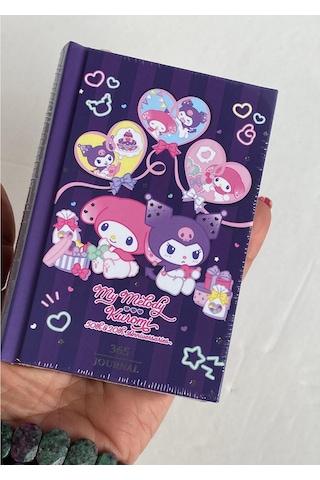 Victori's Journals Vj Kuromi-my Melodi Lisanslı 365 Günlük 368 Sayfa A7 Ebatında Gümüş Varaklı Kenarlı Defter Mor