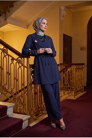 Armine Trend Broş Detaylı Kruvaze Yaka Tesettür Pantolonlu İkili Takım Lacivert 26yt6116