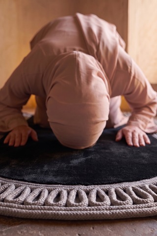 Merplush Mihraplı Peluş Seccade 75x130 Cm Süet Taban Yıkanabilir Yumuşak Namaz Halısı Siyah - Gri