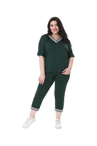 Melsay Butik Zümrüt Yeşil V Yaka Şerit Detaylı Kısa Kollu Beli Lastikli Kapri Takım Yeşil