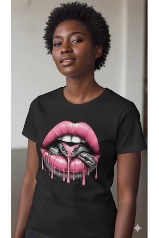 Kadın Beyaz Siyah Yılan Detaylı Dudak Baskılı Regular T-shirt Siyah