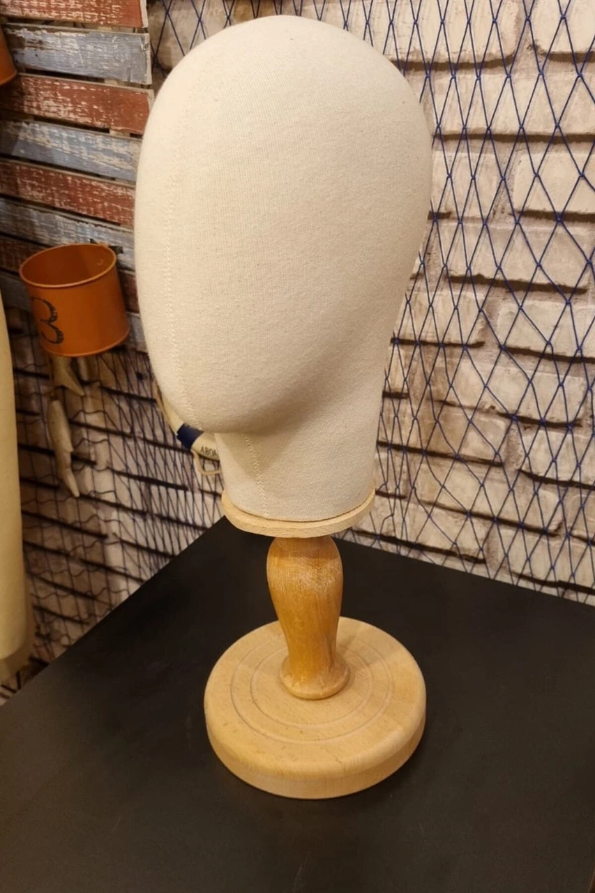 Kumaş Kaplı Ahşap Standlı Polyester Kafa Mankeni Aksesuar Mankeni Şapka Mankeni Peruk Mankeni 0014