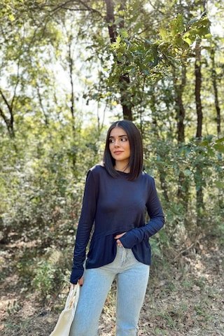 Kadın Laci Elleri Eldiven Detaylı, Asimetrik Kesim, Bisiklet Yaka, Eteği Pliseli, Salaş Spor Bluz Lacivert