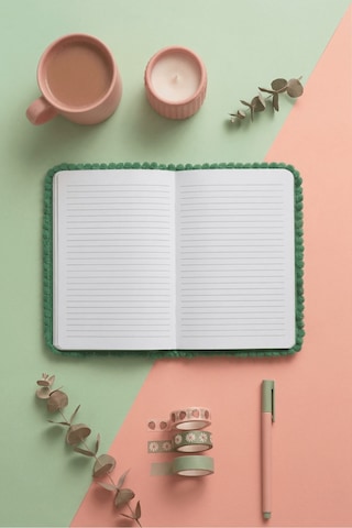 Çilek Desenli Ponpon Kenarlı Yumuşak Kapaklı Hediyelik Not Defteri & Ajanda A5 - 96 Sayfa - Çizgili Pembe