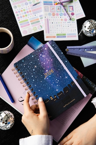 2026 A5 Spiralli Renkli Haftalık Ajanda 12 Aylık Motivasyon Sayfalı Galaksi Galaksi