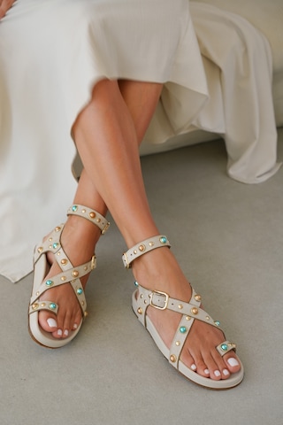 Selin Shoes Azura Renkli Taş Ve Çapraz Bant Detay Ayarlanabilir Çift Tokalı Parmak Arası Kadın Sandalet- Ekru Süet