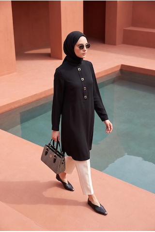 Armine Trend Metal Aksesuar Detaylı Hakim Yaka Tunik Siyah 26yt485