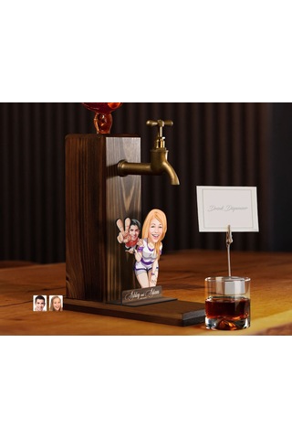 Bk Gift Kişiye Özel Sevgililer Karikatürlü Musluklu Ahşap Viski Standı-15, Viski Çeşmesi, Doğum Günü Hediyesi, İçecek Dispenseri