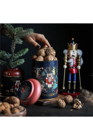 Tales Nutcracker Desenli Yuvarlak Metal Kutu, 10.5 X 15 Cm, 1.1 Lt