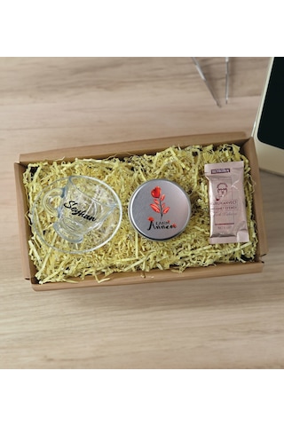 Bk Gift Kişiye Özel İsimli Cam Kahve Fincanı & Türk Kahvesi & Gümüş Metal Kutuda Kokulu Mum Hediye Seti-3, Anneye Hediye, Anneler Günü Hediyeleri Kobi