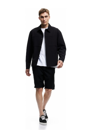 Koton Viskon Karışımlı Cep Detaylı Bermuda Slim Fit Beli Bağcıklı Şort Siyah 5sam40017hw Siyah