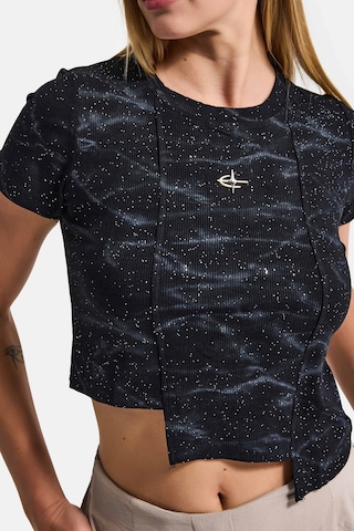 it's basic Kadın Siyah W5 Aksesuar Detaylı Asimetrik Kesim Crop Top
