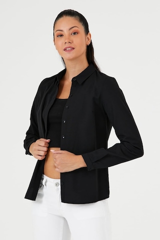 Pera Moda Kadın Basic Kesim Vücudu Saran Likralı Gizli Düğme Özellikli Gömlek Siyah