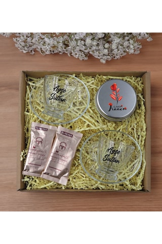 Bk Gift Kişiye Özel İsimli 2li Cam Kahve Fincanı & Türk Kahvesi & Gümüş Metal Kutuda Kokulu Mum Hediye Seti-2, Anneye Hediye, Anneler Günü Hediyeleri