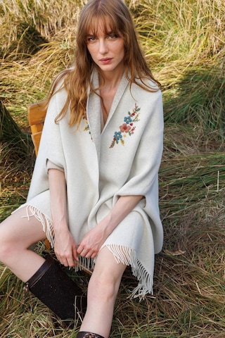 Kadın Yakası İşlemeli Koldan Geçmeli Büyük Yün Panço Kemik Kemik