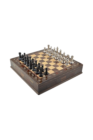 Gifthome Premium Black Metal Klasik Satranç Takımı Ve El İmali Masif Ahşap Sandıklı Ceviz Tahtası 38x38x6 Cm.