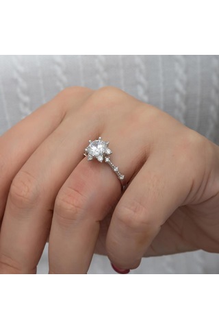 Prenses Model Zirkon Taşlı Gümüş Tektaş Yüzük