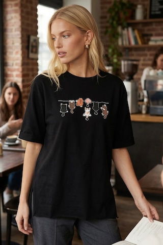 Armonika Kadın Siyah Önü Kedi Baskılı Yanları Yırtmaçlı Pamuklu T-shirt Arm-26y137002