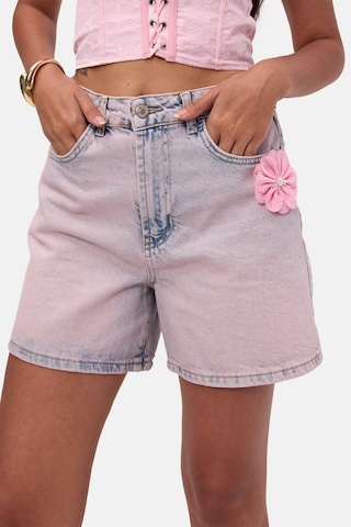 it's basic Kadın Kot Pembe 4s6-9 Mom Relax Gül Ve Nakış Detaylı Özel Tasarım Denim Şort