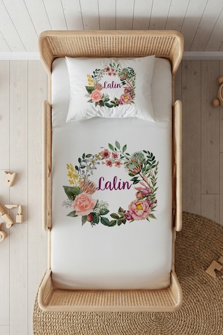 %100 Pamuk Saten İsme Özel İsimli 100x200 Tek Kişilik Lastikli Çarşaf Seti Çiçek Çemberi Beyaz