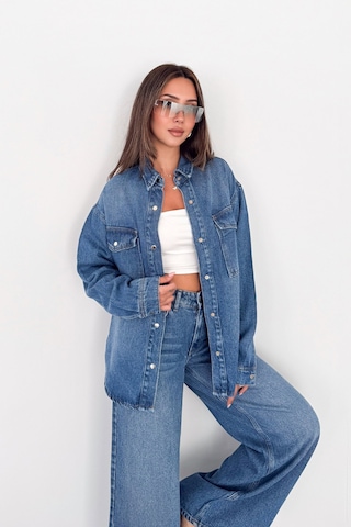 Kadın Açık Mavi Jean Denim Oversize Kalıp %100 Tencel Dökümlü Cepli Düğmeli Kot Gömlek Sofia-6002 Açik Mavi