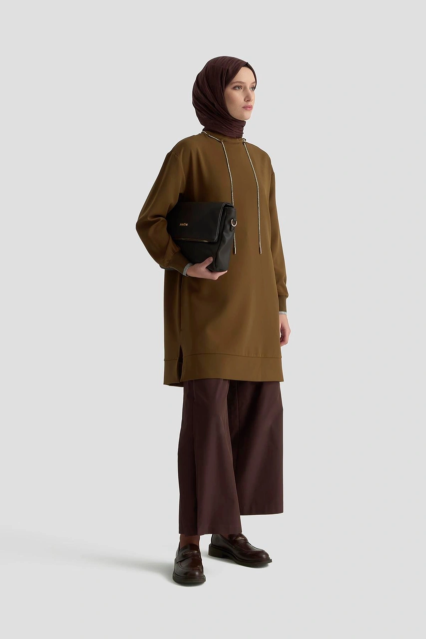 Armine Trend Yakası Taş Bağcık Detaylı Kolları Ribanalı Fermuarlı Tunik Yağ Yeşili-25kt436 Yağ Yeşili