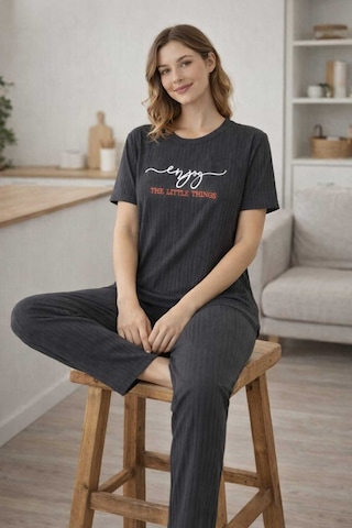 Kadın %100 Pamuk Pijama Takımı Raporlu Kumaş Rahat Kalıp Yazlık Ev Giyim Siyah