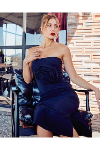 Gül Detaylı Midi Boy Straplez Elbise Siyah