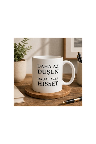 Motivasyon Serisi Daha Az Düşün, Daha Fazla Hisset Çift Taraflı Baskılı Seramik Kupa 300 Ml Premium Kahve Kupası Beyaz
