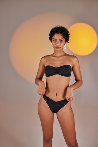 Holly Lolly Çıkarılabilir Çiçek Detaylı Premium Sleek Bikini Üstü Siyah