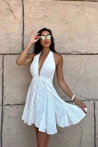 Fashion Cocktail Marilyn Monroe Fistolu Sırt Dekolte Bağcıklı Delikli Çan Etek Dalgalı Kloş Etek Yazlık Tatil Elbise Beyaz