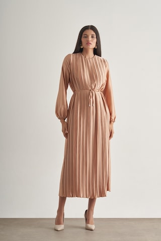 Mizalle Saten Dokulu İnce Piliseli Bej Rengi Maksi Elbise Bej