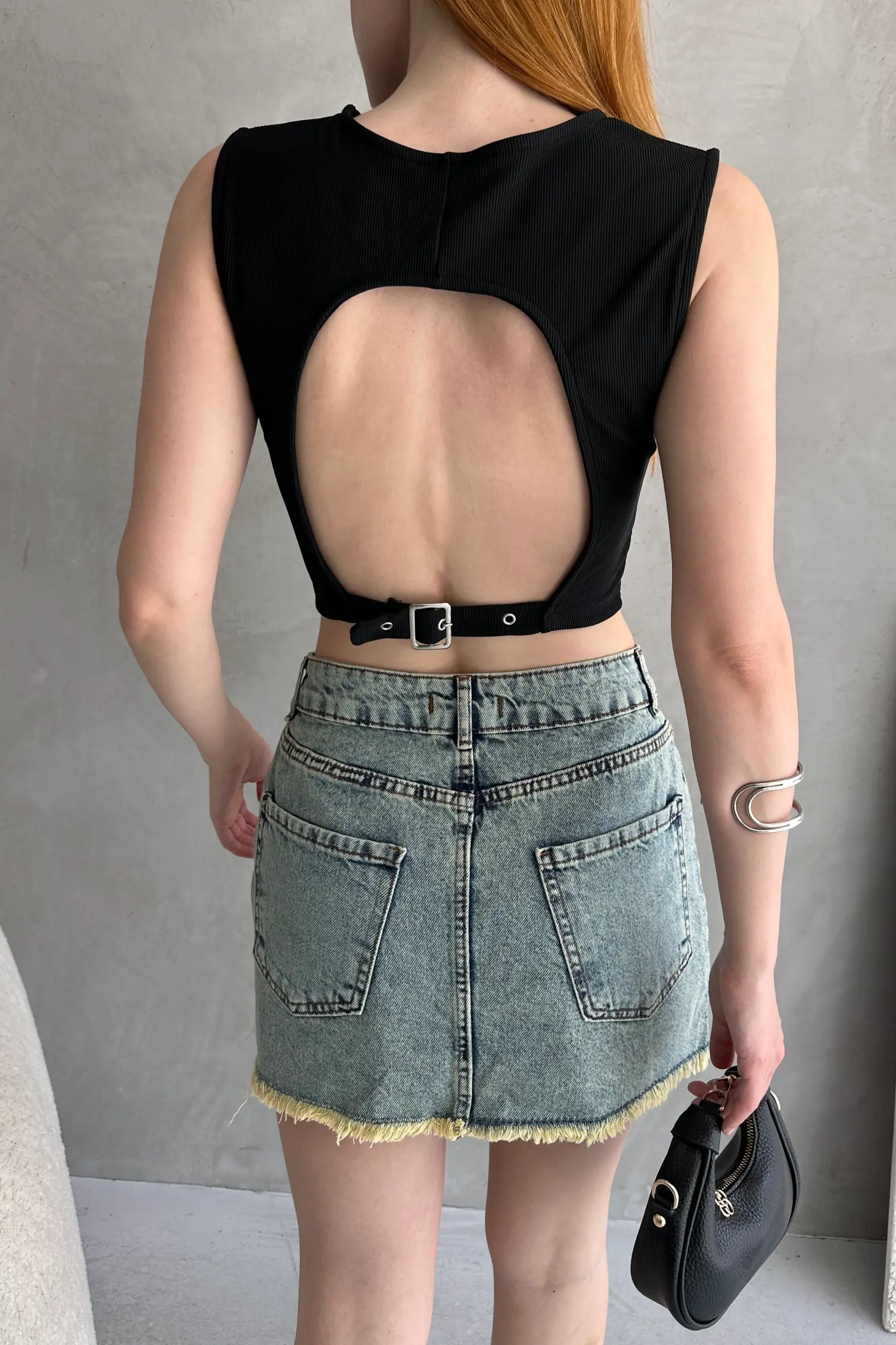 Nido Sırtı Kemer Detaylı Kaşkorse Crop Bluz Siyah
