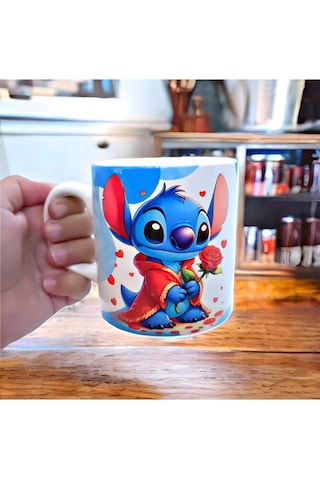 Lilo & Stitch Temalı Kalpli Stitch Baskılı Kırmızı Pelerinli Sera Beyaz