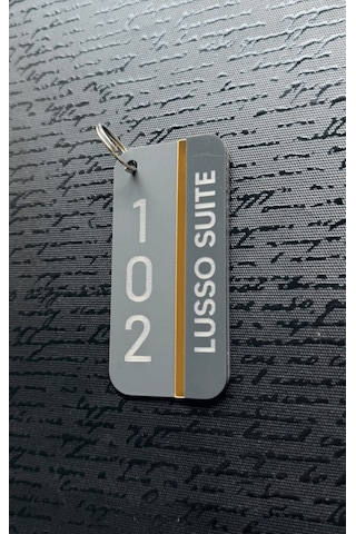 4'lü Otel Bungalov Apart Yurt Tesis İsimli Anahtarlık Antrasit & Gold Detaylı Pleksi Siyah